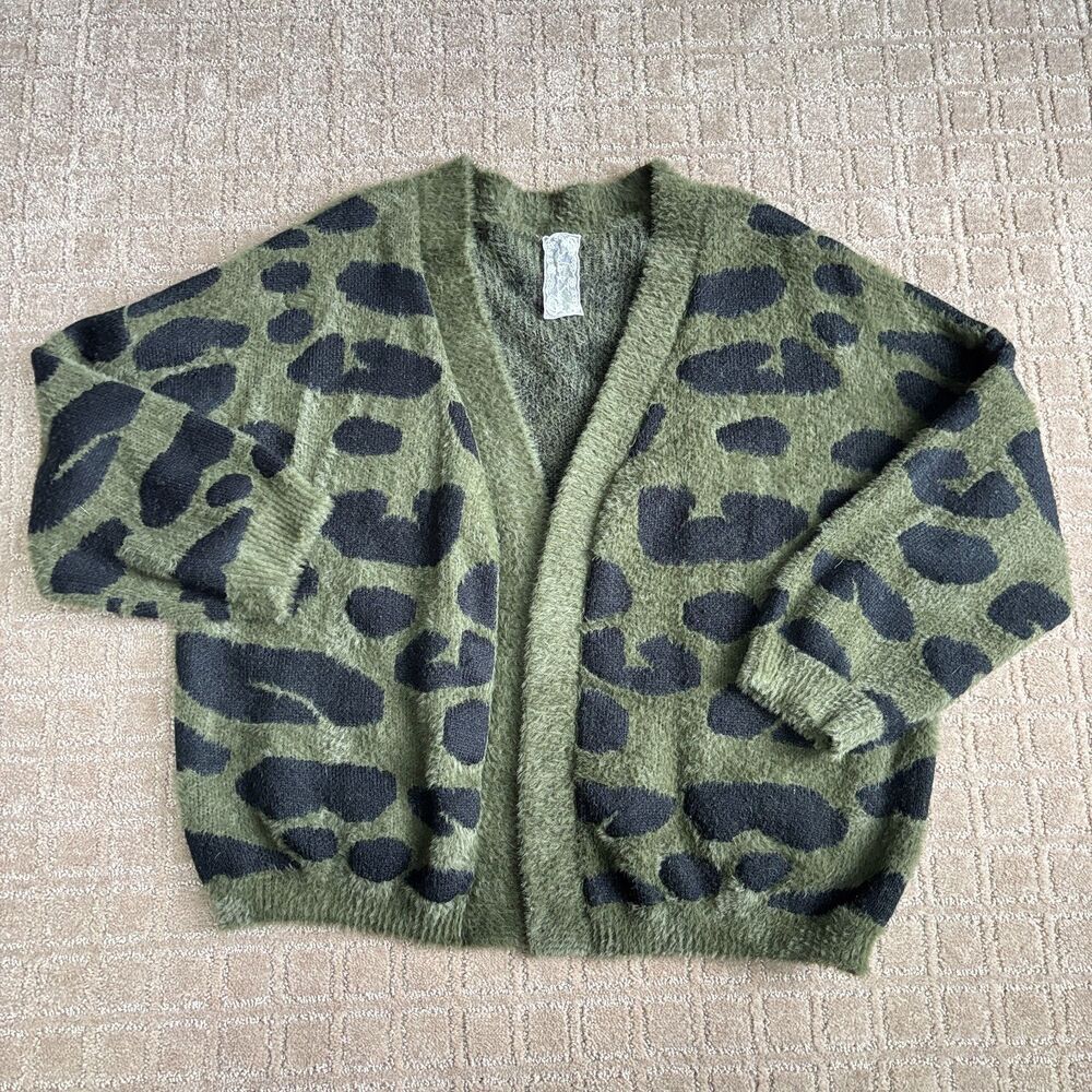 Sadie & Sage Cheetah Print Cardigan Sweater Green Women's M Cozy Soft Oversized